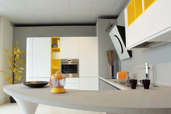 Schöne gelbe und weiße Küche — Stockfoto