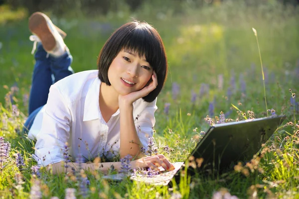 Hermosa asiática estudiante usando laptop al aire libre —  Fotos de Stock