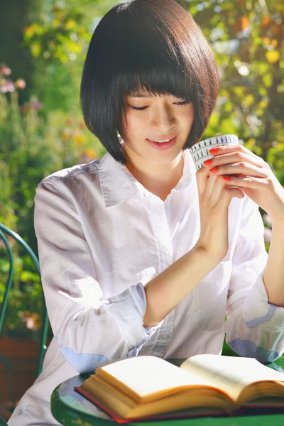 Portrait of a beautiful student reading a book — Stock Photo, Image