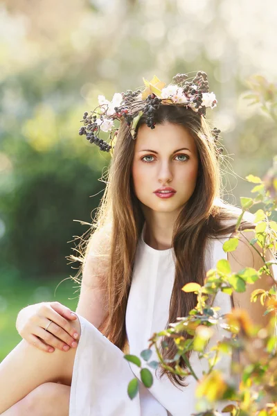 Bella giovane donna in luce di primavera — Foto Stock