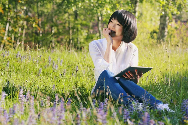 Happy asian girl using tablet outdoor — Stock Photo, Image