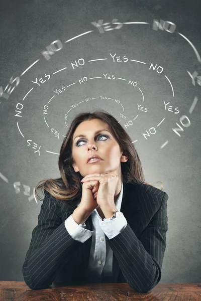 Business woman difficult choice — Stock Photo, Image