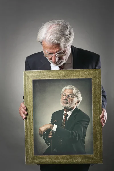 Il vecchio guarda una vernice di se stesso — Foto Stock