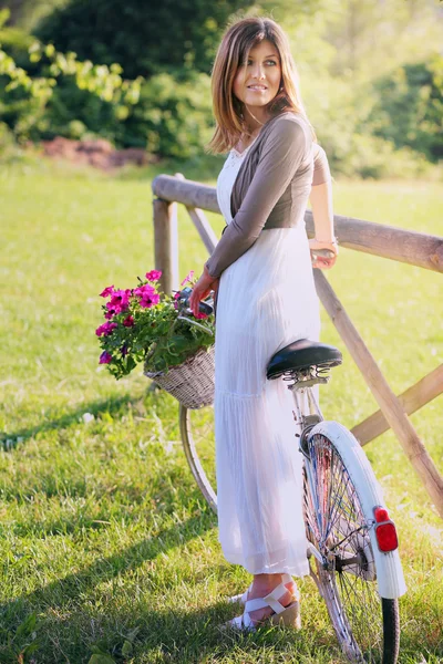 Belle femme avec un vélo vintage — Photo