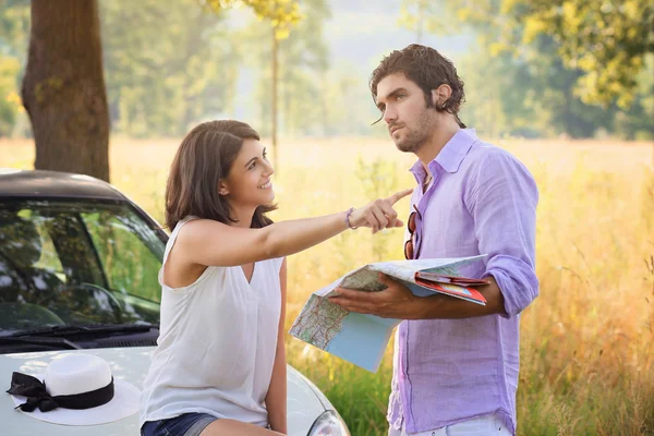 Tourist couple choosing the right direction — Stock Photo, Image