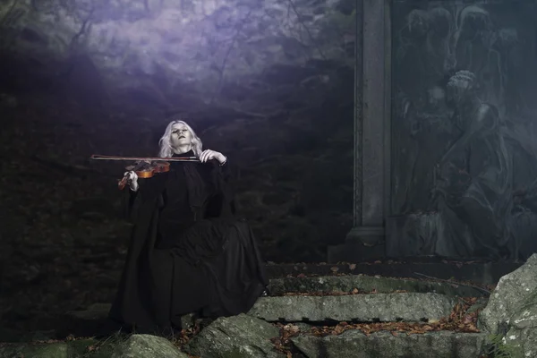 Donkere viool melodie van een vampier — Stockfoto