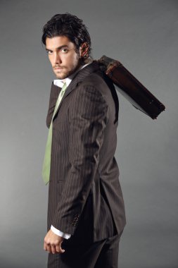 evrak çantası ile poz iş modeli