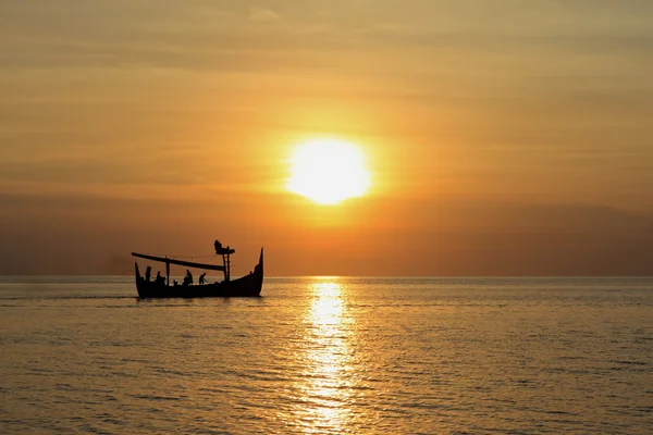 Barca da pesca balinese al tramonto — Foto Stock