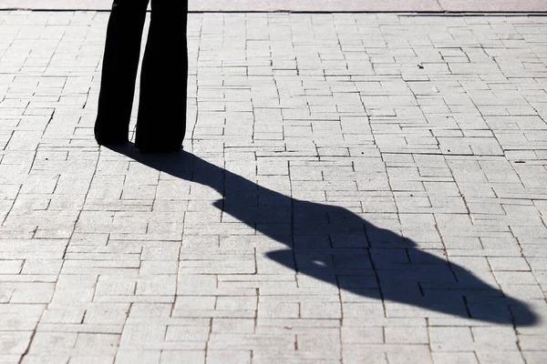 Silhouette Und Schatten Von Mädchen Die Auf Einer Straße Stehen — Stockfoto