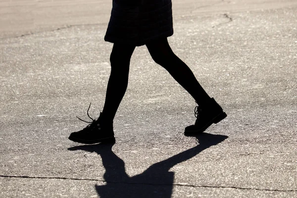 Silhouette Ombre Fille Marchant Dans Rue Jambes Féminines Sur Trottoir — Photo