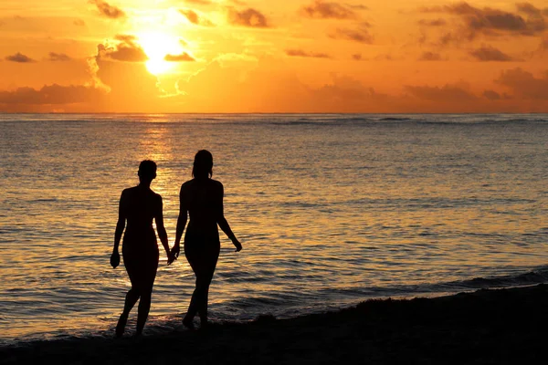 Silhouetten Von Zwei Mädchen Bikini Die Strand Des Abendmeeres Sand — Stockfoto
