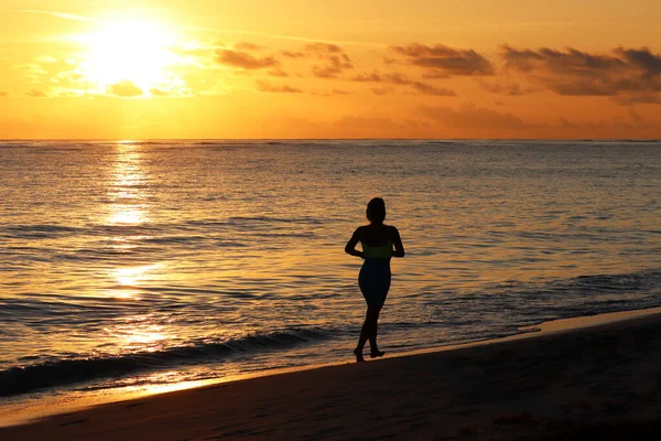 Silueta Bosé Ženy Běžící Písku Mořských Vlnách Úsvitu Cvičení Pláži — Stock fotografie