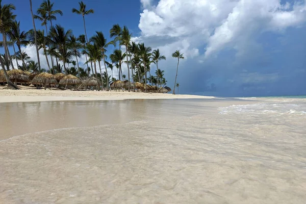 Tropischer Strand Und Ozean Blick Auf Weißen Sand Und Kokospalmen — Stockfoto
