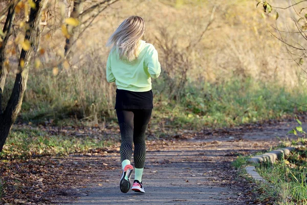 Chica Rubia Corriendo Parque Otoño Fondo Los Árboles Vista Trasera — Foto de Stock