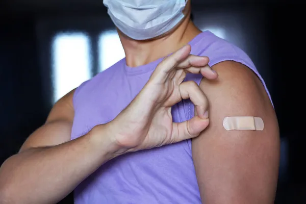 Εμβολιασμός Κατά Διάρκεια Πανδημίας Covid Άνθρωπος Προστατευτική Μάσκα Προσώπου Που — Φωτογραφία Αρχείου