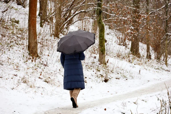 Tiempo Nieve Mujer Con Paraguas Caminando Parque Ciudad — Foto de Stock