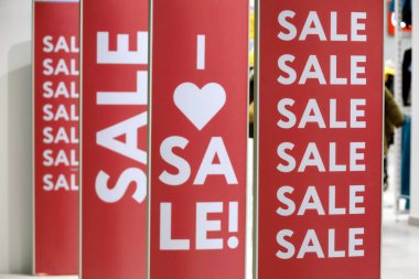 Mağazada satılık tabelaları olan ışıklı panolar. Alışveriş, satış, indirim kavramı