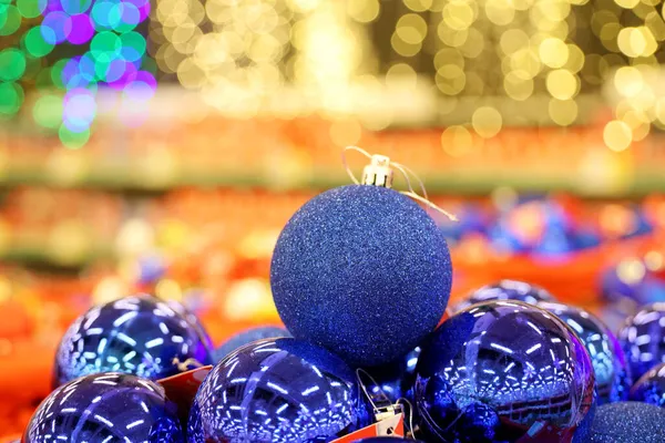 Palle Blu Giocattolo Natale Negozio Decorazioni Capodanno Supermercato Sfondo Dorato — Foto Stock