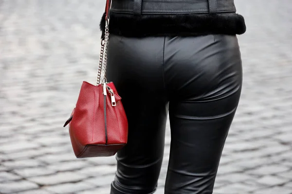 Meisje Zwart Lederen Legging Met Rode Tas Straat Achteraanzicht Vrouwelijke — Stockfoto