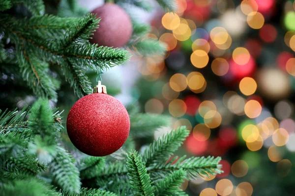 Χριστουγεννιάτικες Μπάλες Παιχνιδιών Φόντο Θολή Φώτα Πρωτοχρονιάτικο Δέντρο Κόκκινη Μπάλα — Φωτογραφία Αρχείου