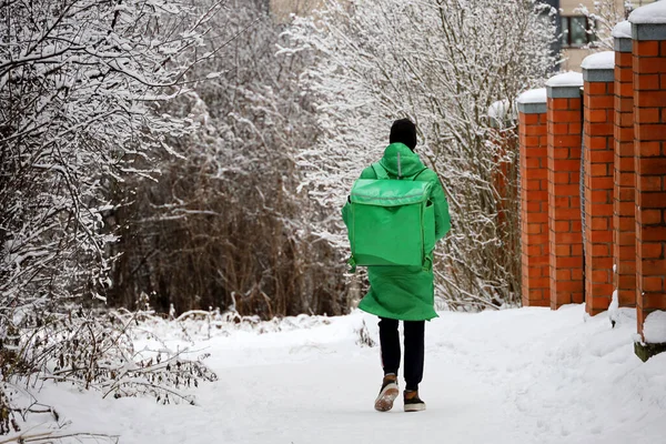 Leverans Service Kurir Med Termos Väska Promenader Ner Snön Vinterstaden — Stockfoto