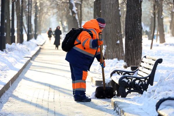 Egyenruhás Közmunkás Lapáttal Letisztítja Olvadó Havat Járdán Hóeltakarítás Alatt Télen — Stock Fotó