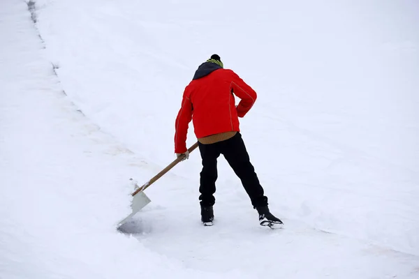 Hombre Con Una Pala Limpia Nieve Aire Libre Trabajador Durante —  Fotos de Stock