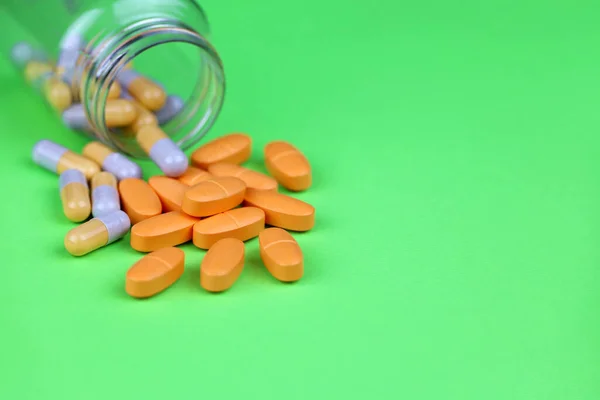 Pilules Sur Fond Vert Flacon Différents Médicaments Capsules Concept Compléments — Photo