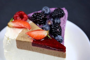 Beyaz tabakta taze böğürtlenli kek. Çilekli, yaban mersinli, böğürtlenli, ahududulu, reçelli ve peynirli tatlı.