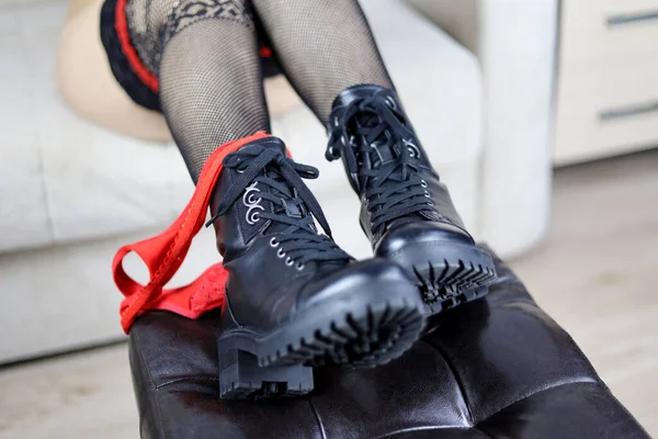 Frauenbeine Schwarzen Leder Schnürstiefeln Und Netzstrümpfen Auf Einem Hocker Sinnliche — Stockfoto