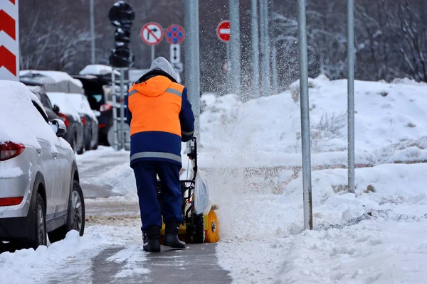 Retiro Nieve Ciudad Invierno Trabajador Uniforme Con Quitanieves Limpiando Calle —  Fotos de Stock