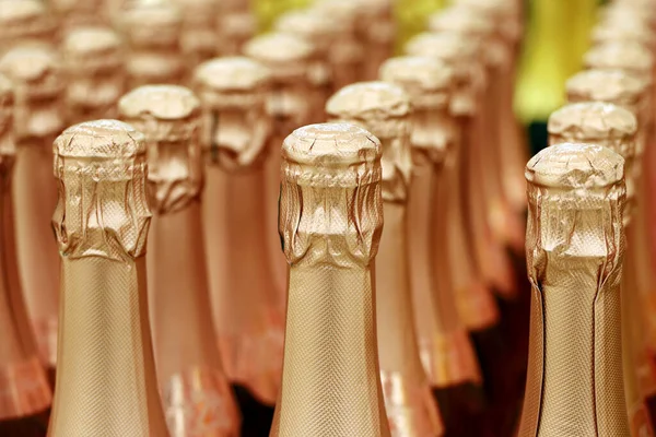 Sprankelende Wijnflessen Gouden Folie Voor Nieuwjaarsviering Champagne Wijnwinkel Alcoholindustrie — Stockfoto