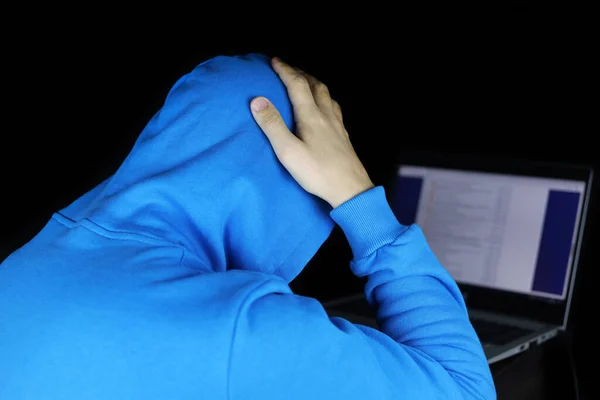 Man Blue Hoodie Sitting Laptop Clutching His Head Concept Cybercrime —  Fotos de Stock