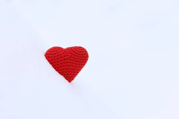 Rood Gebreid Hart Sneeuw Achtergrond Voor Valentijnskaart Romantische Liefde — Stockfoto