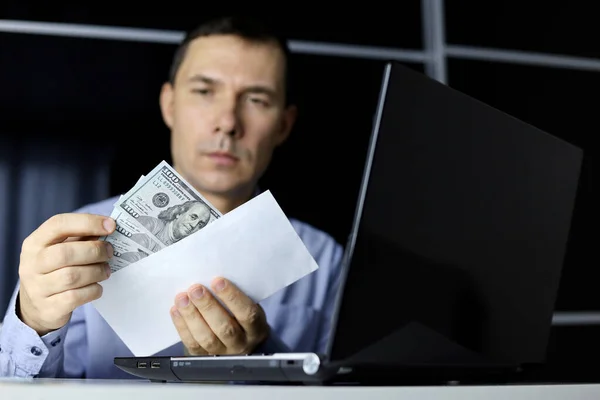 Доллары Сша Руках Мужчин Человек Офисной Одежде Вытаскивает Деньги Конверта — стоковое фото