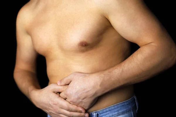 腹部の痛みに苦しんで筋肉の男 黒の背景に男性の胴 胃疾患や膵臓の炎症 — ストック写真