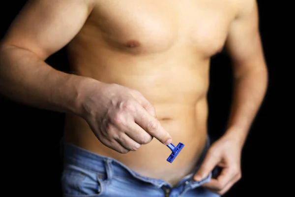 Muscular Man Unbuttoned Jeans Naked Torso Standing Straight Razor Hand — Stock Photo, Image