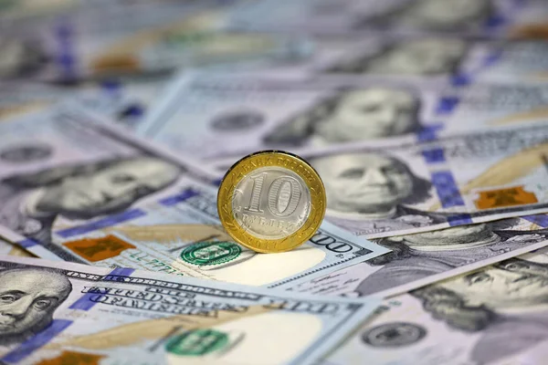 Rus rublesi Amerikan dolarının arka planında. Döviz kurları, yaptırımlar, düşen ruble kavramı