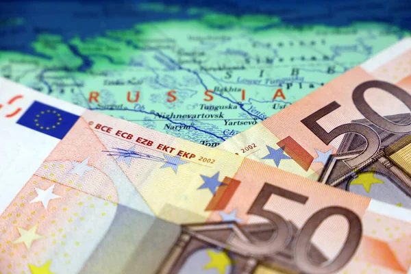 ロシア地図上のユーロ紙幣 ロシア経済に対するEuの制裁 欧州通貨禁止 ストック写真