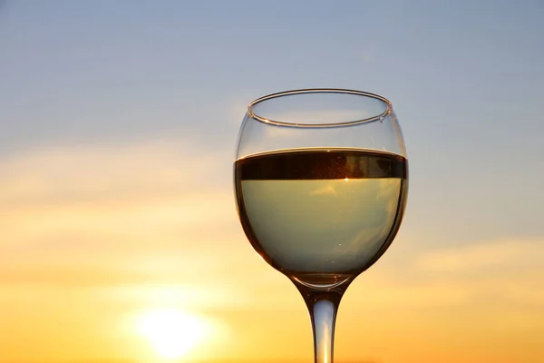 Bicchiere Con Vino Bianco Sfondo Tramonto Sole Serale Cielo Con — Foto Stock