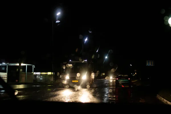 Luces de carretera nocturnas fondo borroso o textura — Foto de Stock