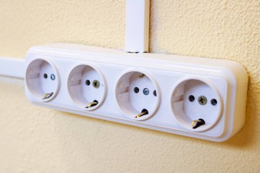 Yeşil bir duvarda üç oyuk var. Yaklaş.