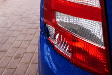 Mavi bir arabanın kırık arka lambası. Yaklaş.