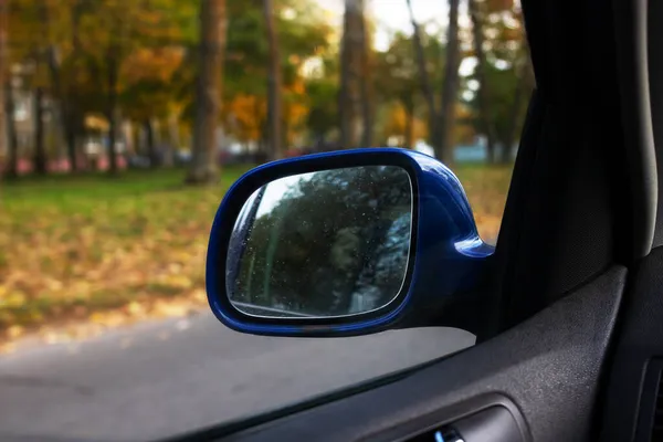 汽车侧镜背景下的秋路近在咫尺 — 图库照片