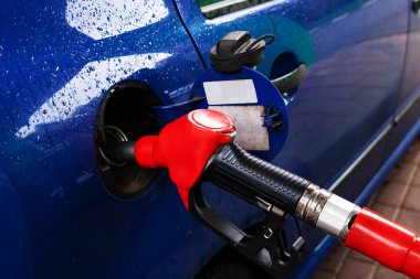 Bir araba deposunun kapağında bir tabanca. Yaklaş.