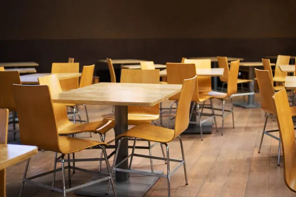 Viele Holztische Und Stühle Einem Café Aus Nächster Nähe — Stockfoto