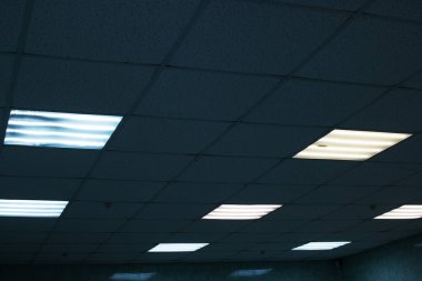 Kare tavan lambaları Karanlıkta yakın çekim