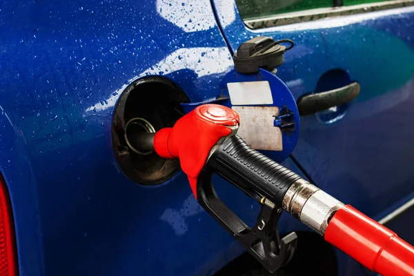 Bir araba deposunun kapağında bir tabanca. Yaklaş.