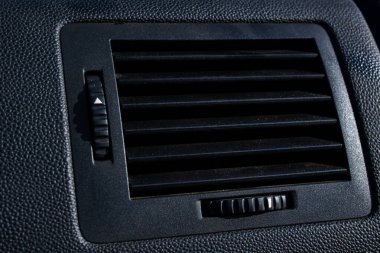 Siyah arabanın içindeki ocağı kapatın.