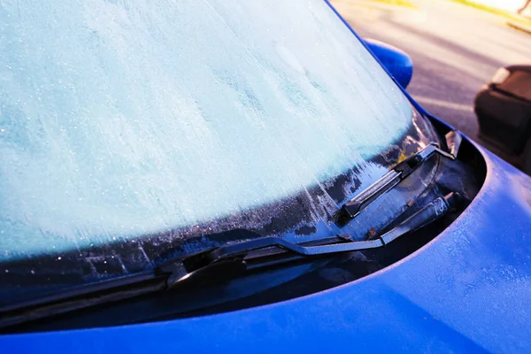 Πάγος Ανθίζει Στην Μπλε Επιφάνεια Του Αυτοκινήτου — Φωτογραφία Αρχείου